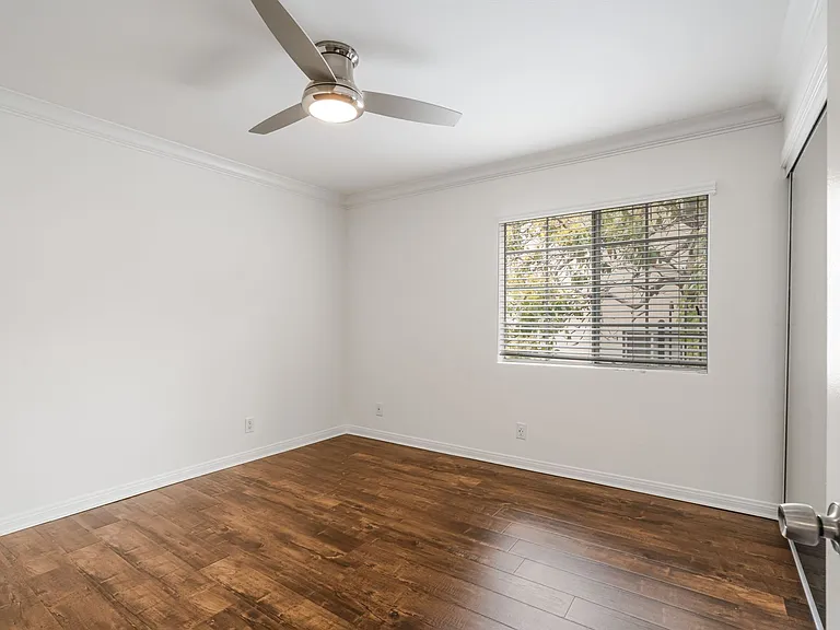 4070 Redwood Ave — Photo 11