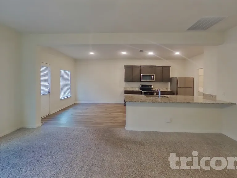 1933 Belmont Ln — Photo 3