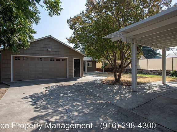 4th image of 305 Toyon Way