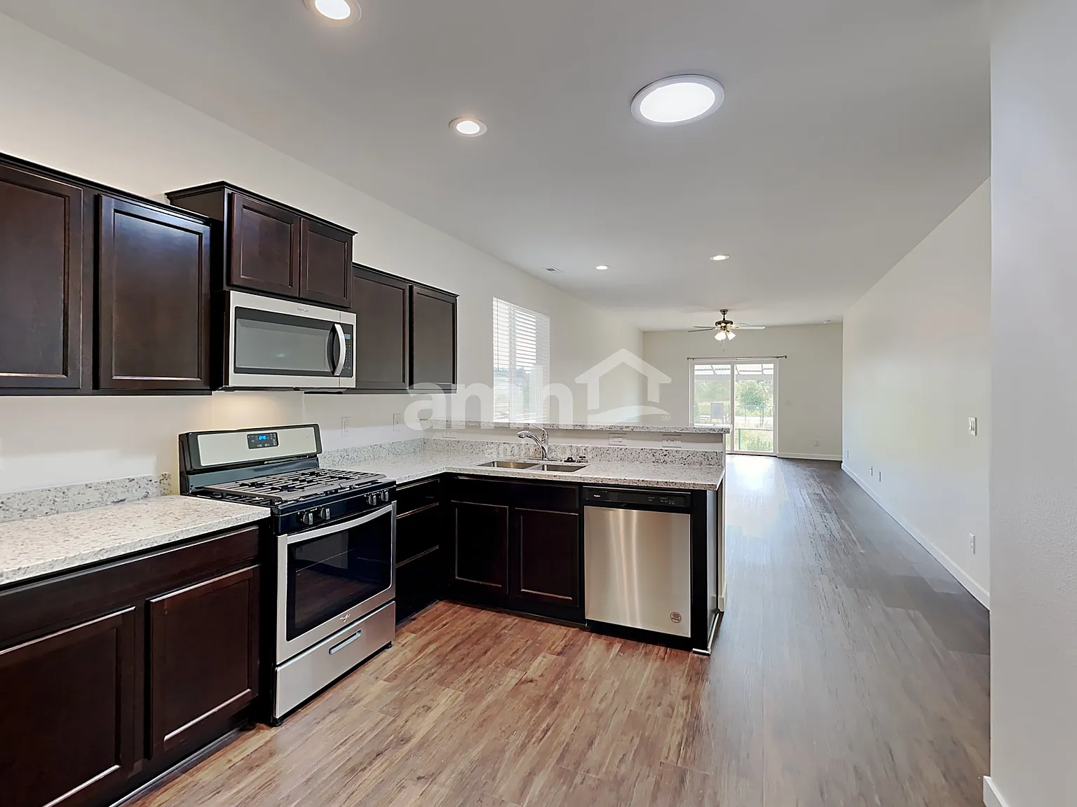 3 bed, 2.0 bath, 1395 sqft, $2,625 — Photo 3