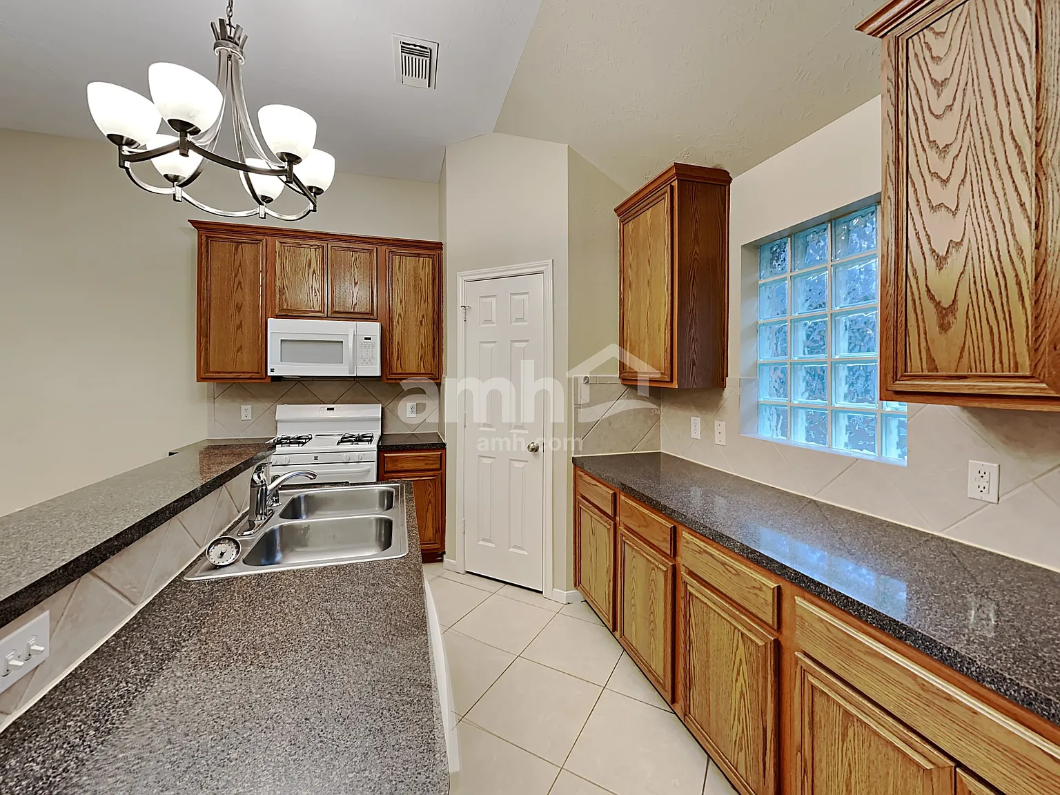 3 bed, 2.0 bath, 1904 sqft, $2,020 — Photo 4