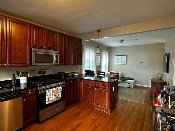 4th image of 319-321 W 4th St #319-2