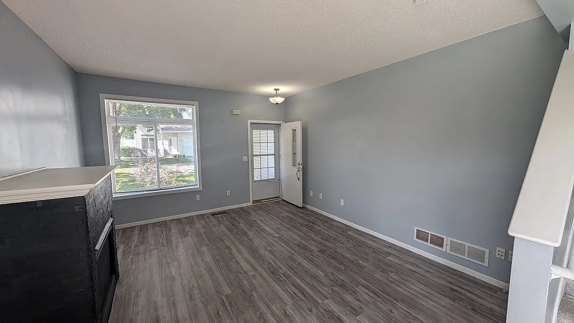 3 bed, 1.5 bath, 1420 sqft, $1,995 — Photo 4