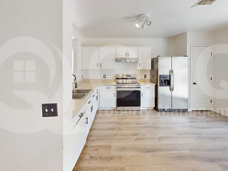 2735 E Liverpool Dr — Photo 9