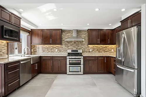 84 Gotham Ave Photo 1