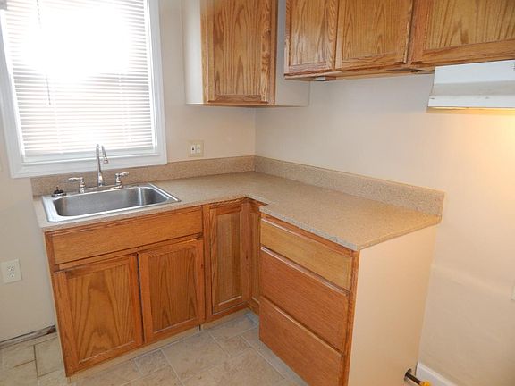5th image of 24688 Wilmot Ave
