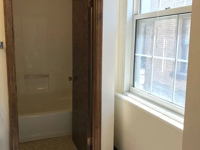 Cass Street Apartments — Photo 16