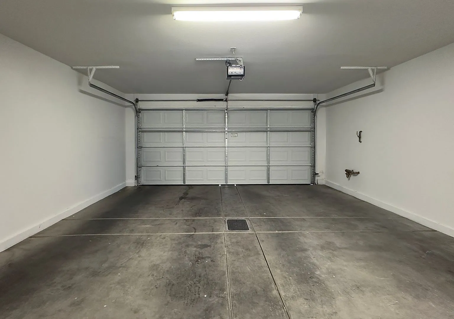 Gated Townhome in the SW - 3 Bedrooms + 2 Car Attached garage — Photo 3