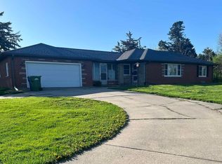 3806 N 3rd St, Clinton, IA 52732