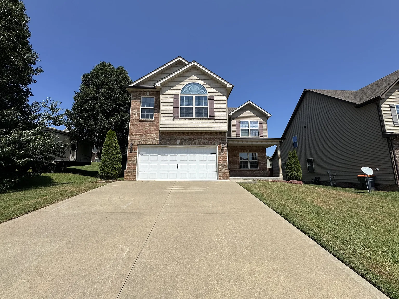 4 bed, 2.5 bath, 2007 sqft, $2,095 — Photo 2