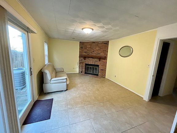 3rd image of 709 Ivy League Ln