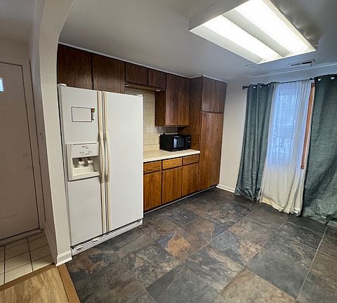 5th image of 633 New Jersey Ave NE