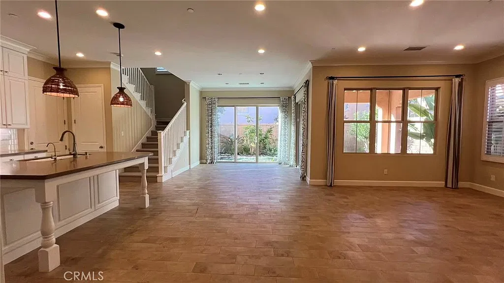 3 bed, 2.5 bath, 2535 sqft, $5,900 — Photo 4