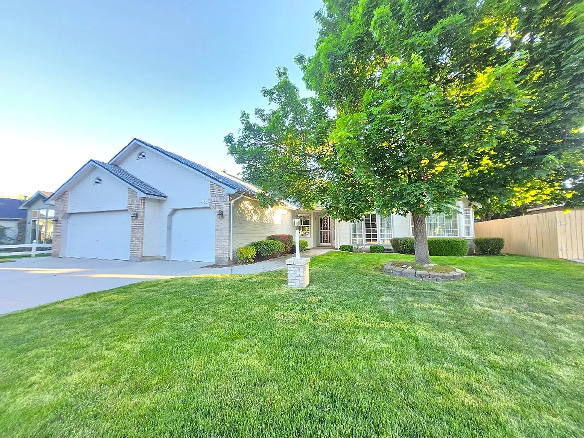 Building Photo - 2256 W Chateau Dr