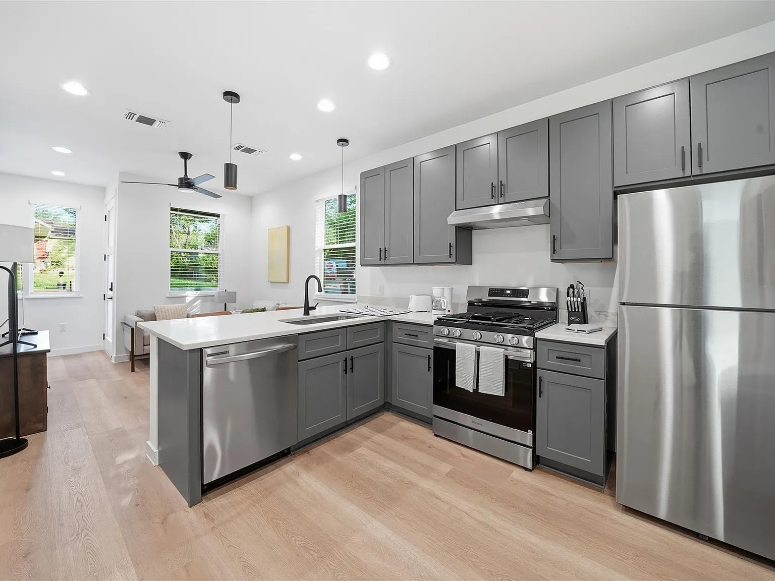 2 bed, 2.0 bath, 828 sqft, $2,699 — Photo 2