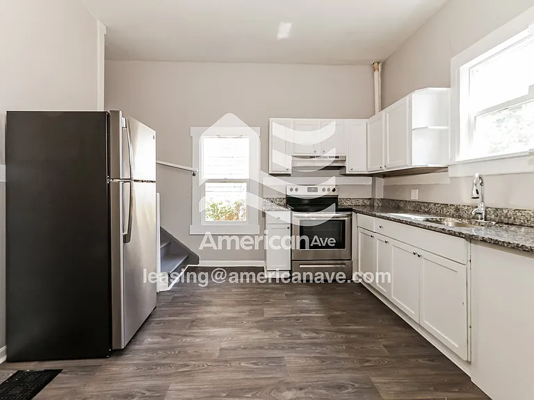 1371540_007_kitchen_7.jpg