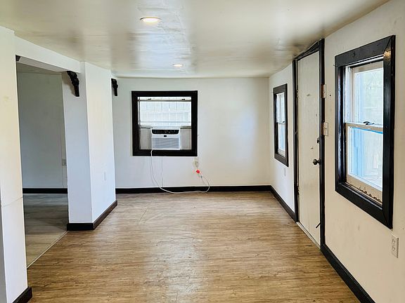 3rd image of 713 Jane St