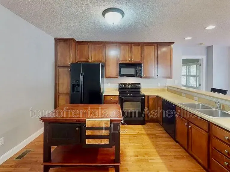 130 Downing Park Ct — Photo 4