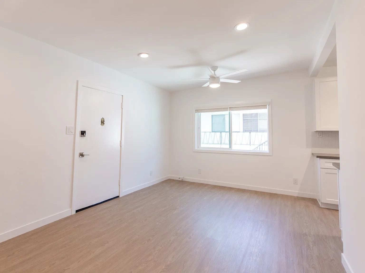 3 bed, 825 sqft, $3,945 — Photo 4