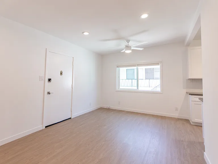 4084 Redwood Ave #9 — Photo 4