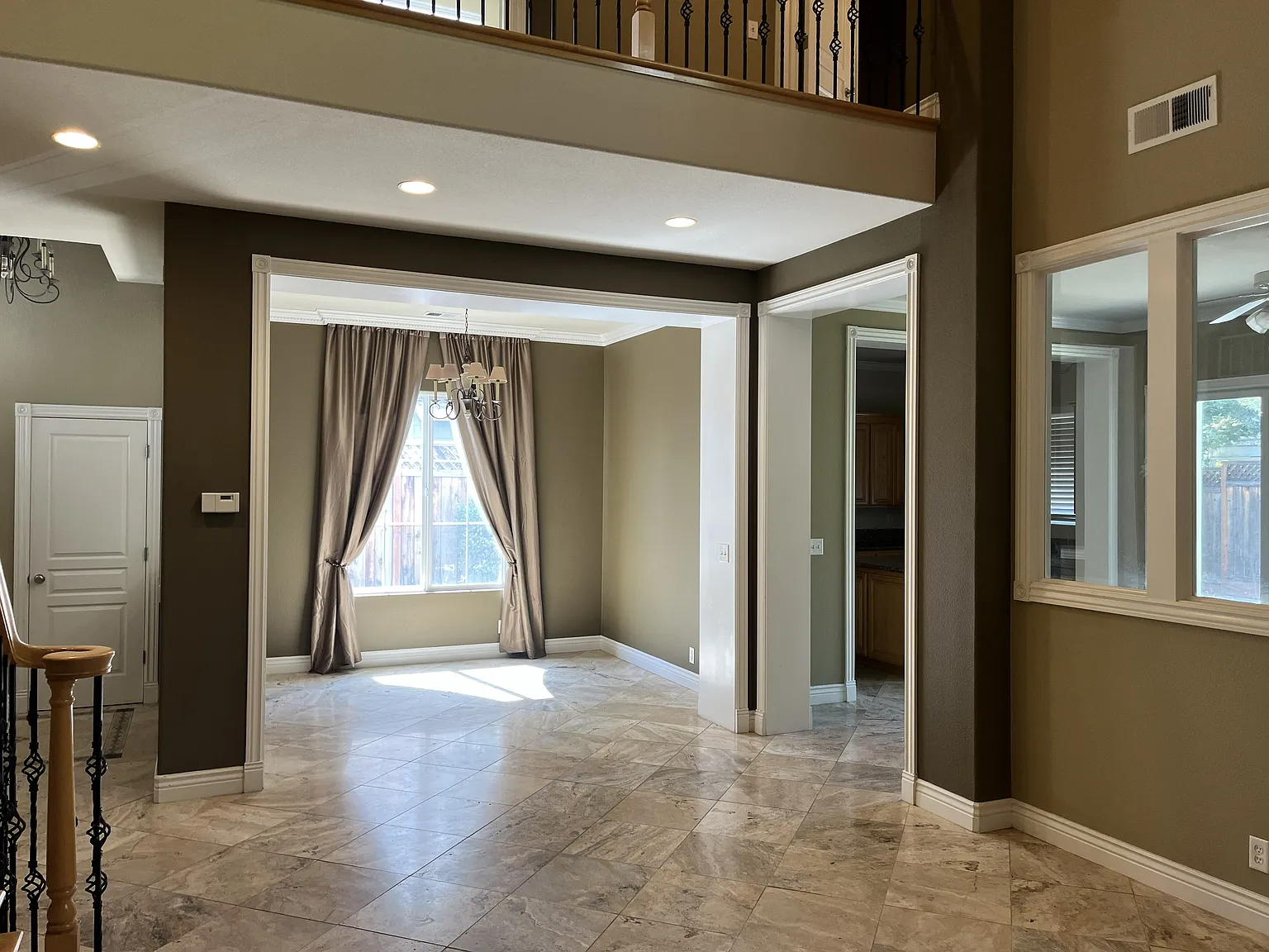 4 bed, 2.5 bath, 2150 sqft, $4,900 — Photo 3