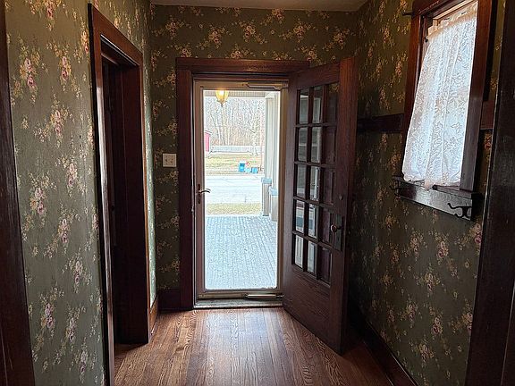 5th image of 138 E Main St