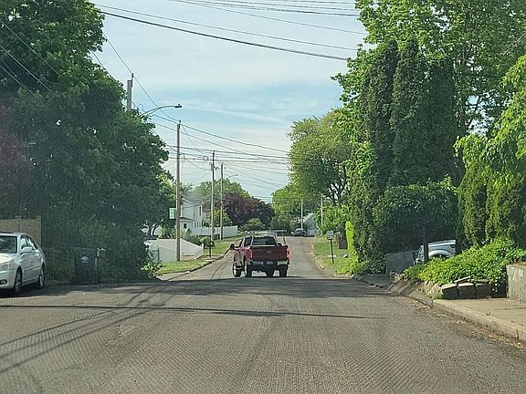 5th image of 736 Old Stratfield Rd