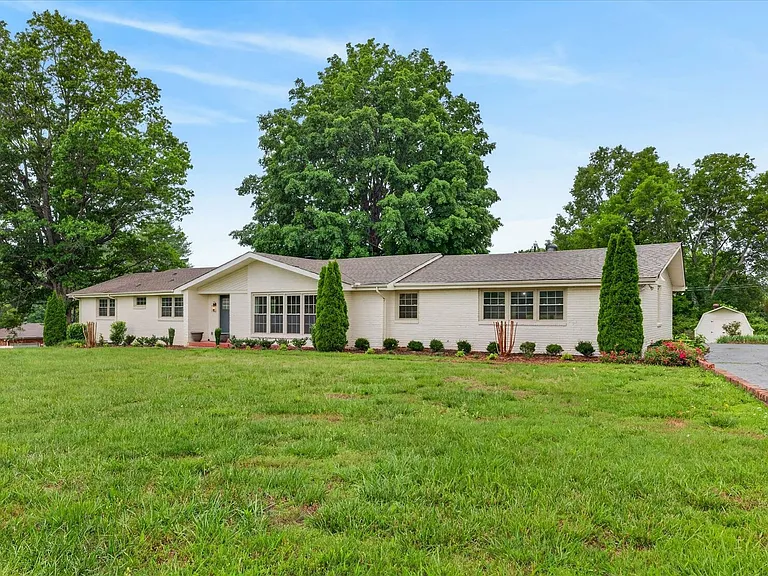 306 Locust Rd — Photo 3