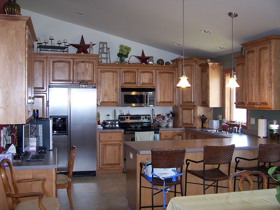 Kitchen w/custom cabinets