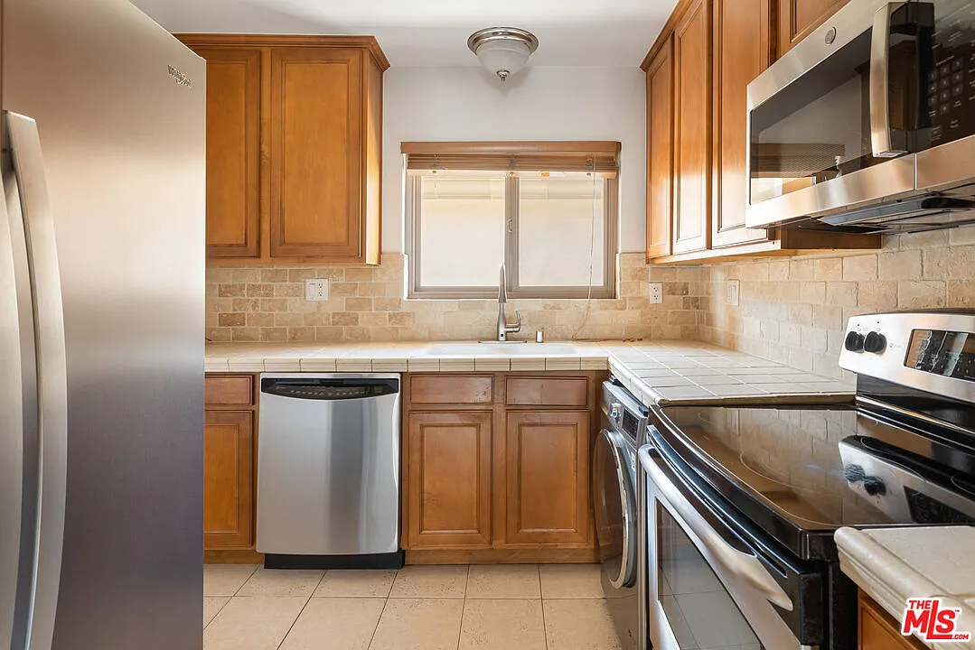 1 bed, 1.5 bath, 1008 sqft, $3,650 — Photo 2