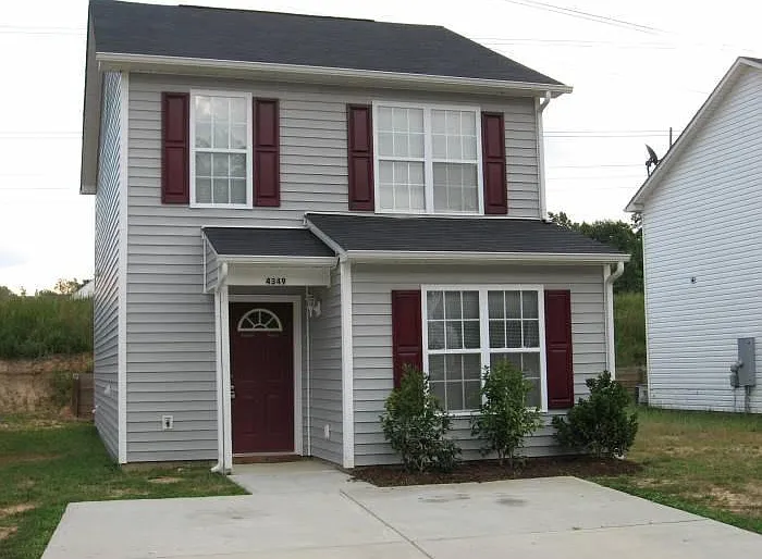 3 bed, 2.5 bath, 1352 sqft, $1,820 — Photo 1