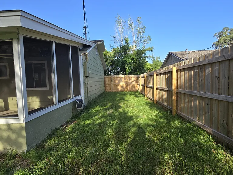 1545 Maxwell Ln — Photo 21