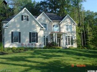 16425 Majestic Oaks Dr, Chagrin Falls, OH 44023