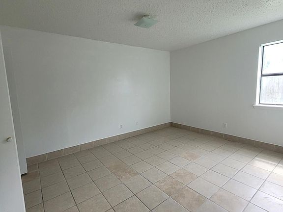4th image of 1406 Glen Oaks Ct APT 1