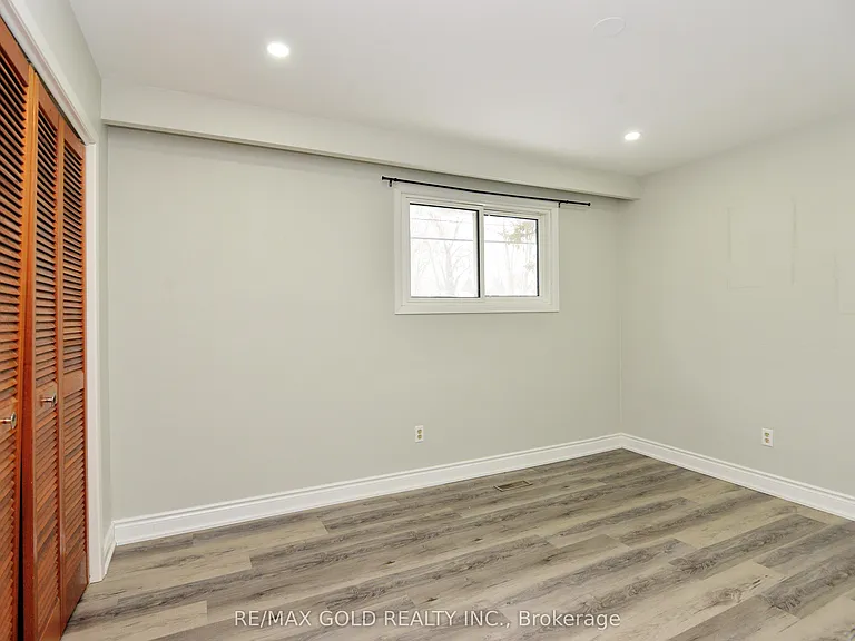 70 Greystone Cres — Photo 10