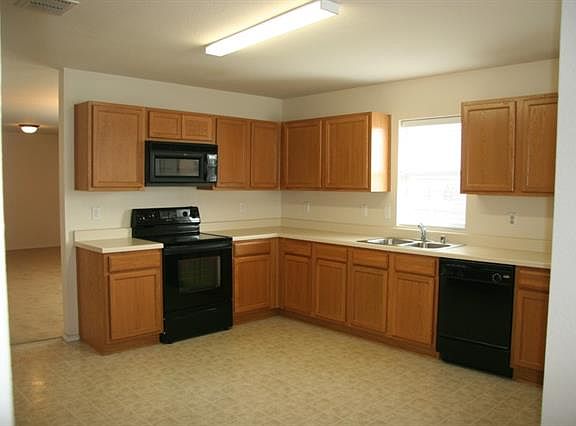 4th image of 1205 Hawthorne Ct