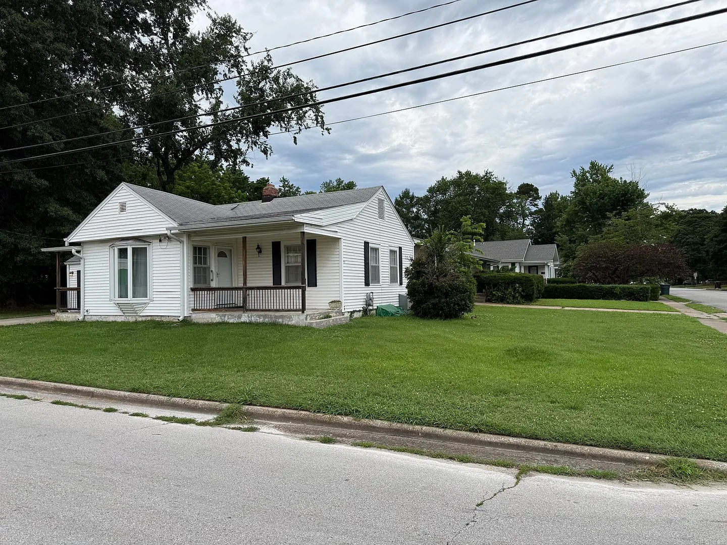 Charming 2 bedroom 1 bath home on large corner lot in desirable part of Springfield — Photo 1