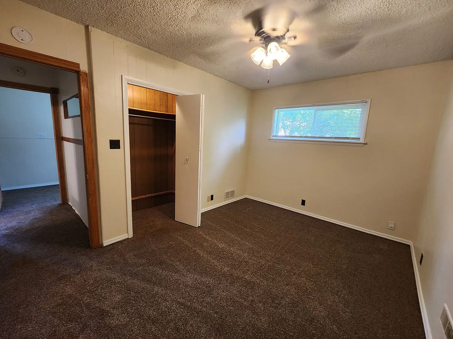 Charming 2-Bedroom Home On Terre Hautes North Side Near Terre Town School — Photo 3