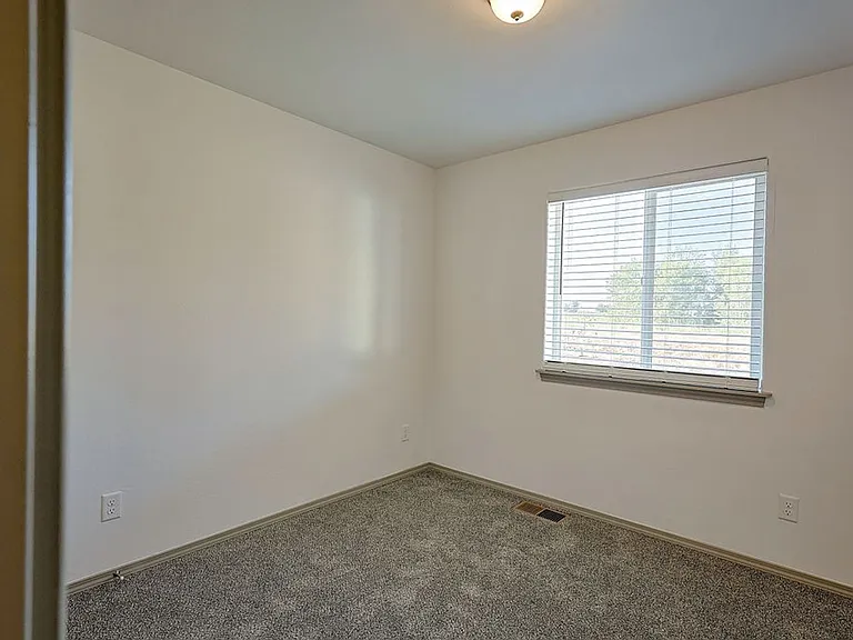 709 E Avenue K — Photo 24