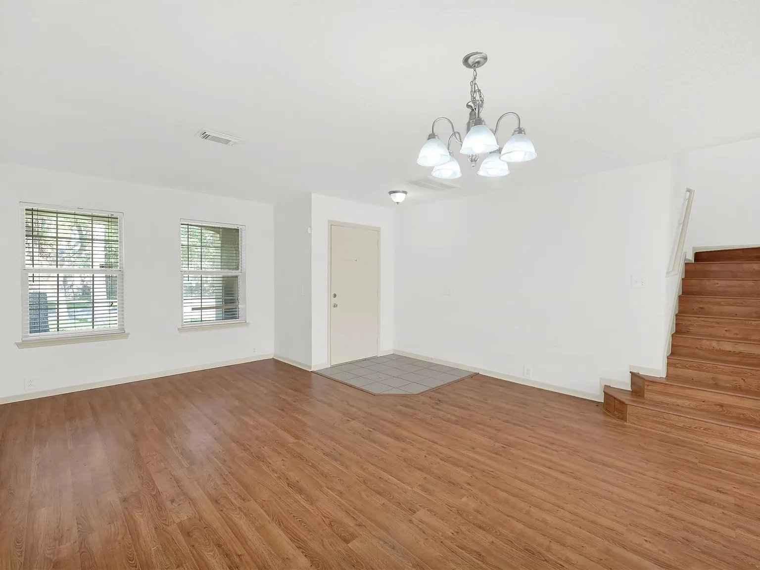 3 bed, 2.5 bath, 2430 sqft, $2,150 — Photo 4