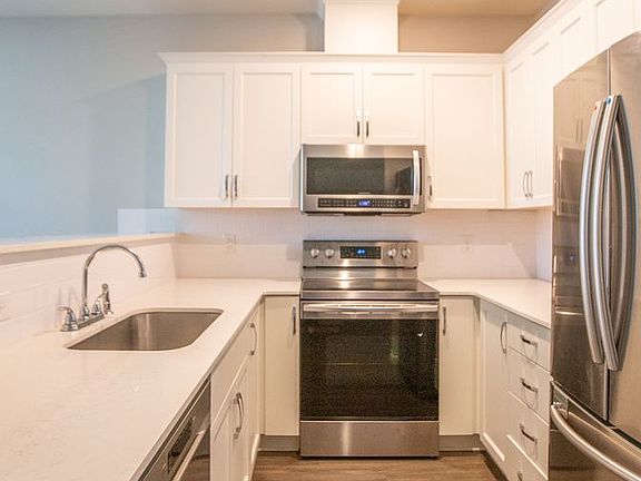 4th image of 7100 N Greenwich Ave #10