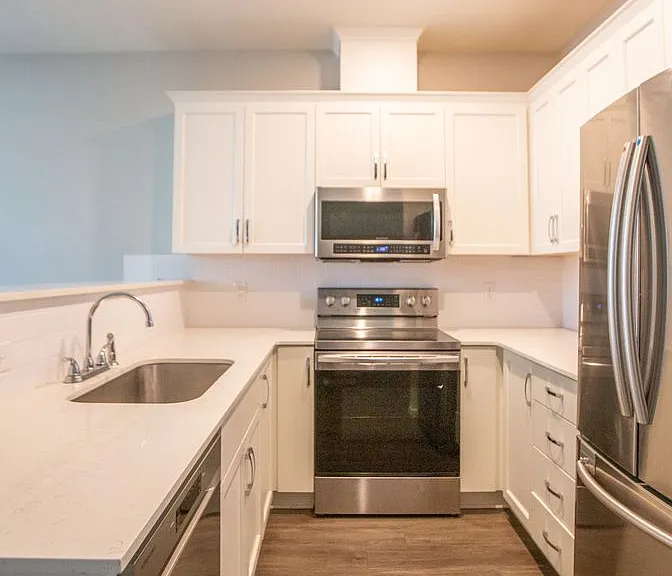 7100 N Greenwich Ave — Photo 4