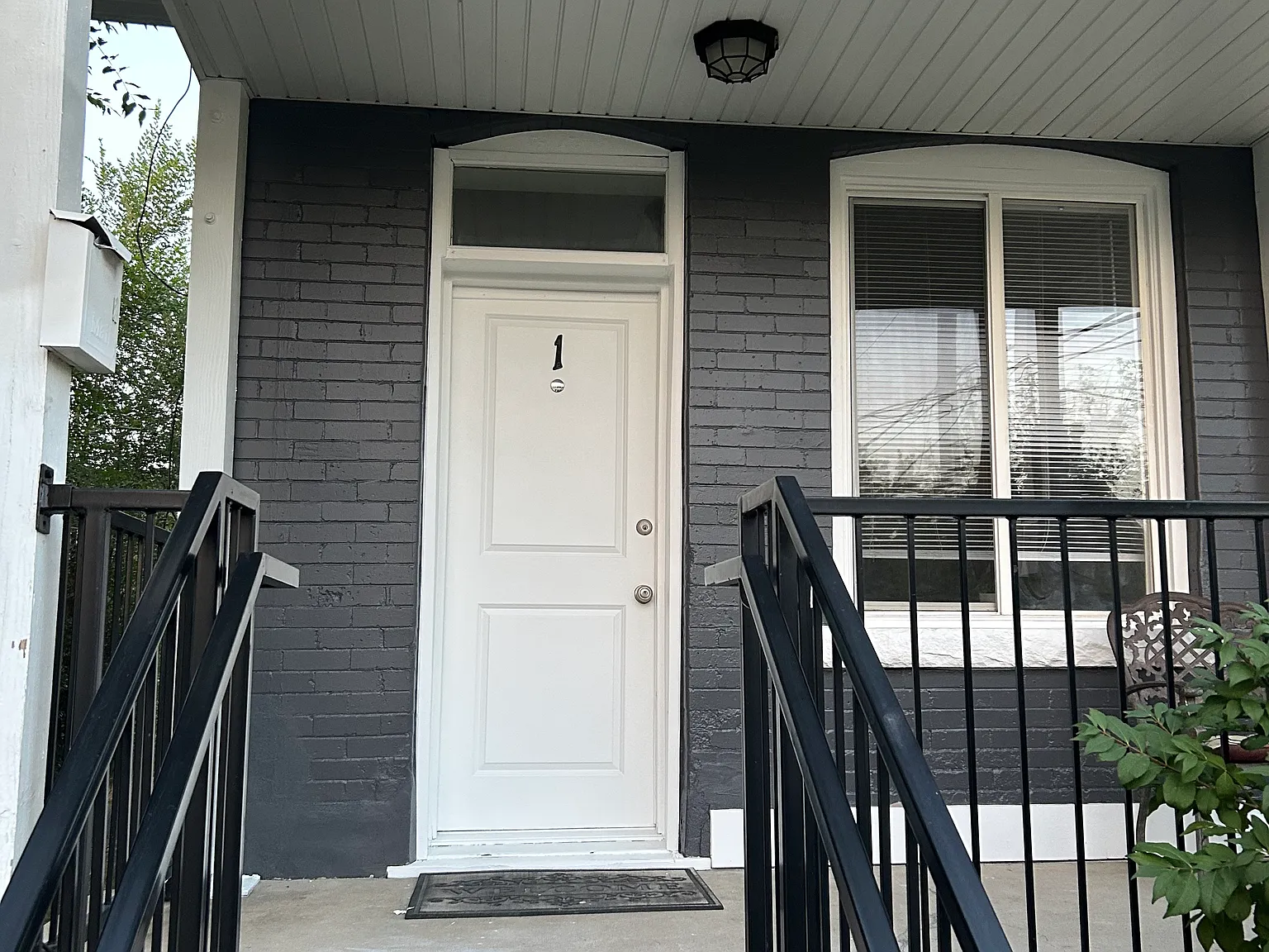 2 bed, 700 sqft, $1,000 — Photo 1