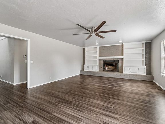 5th image of 824 Lakeside Cir