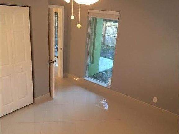 4th image of 706 NE 23rd Ave