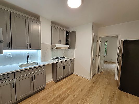 3rd image of 648 Manhattan Ave #1