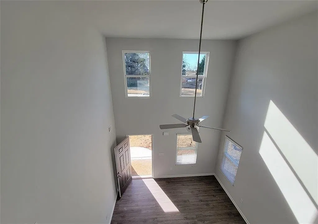 4 bed, 3.0 bath, 1916 sqft, $2,750 — Photo 2