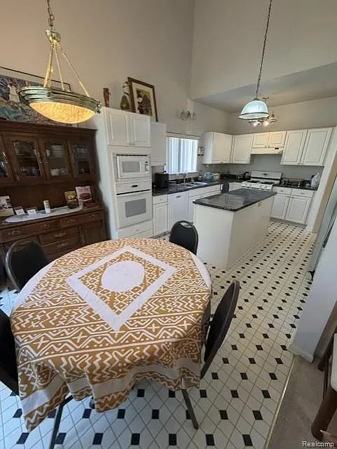 4 bed, 4.0 bath, 2200 sqft, $4,250 — Photo 3