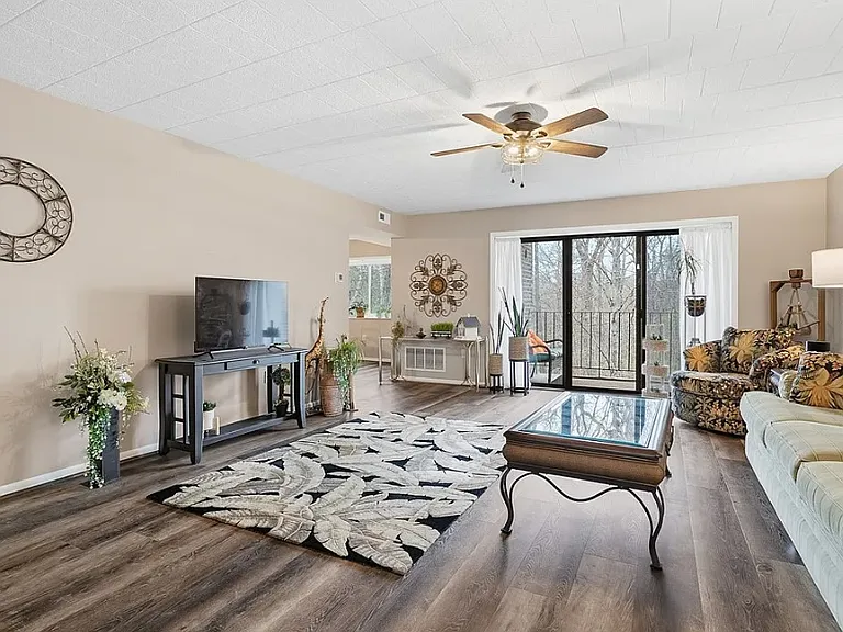 203 Piper Ln — Photo 2