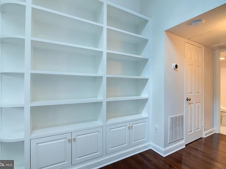 2100 N Scott St #106 — Photo 11